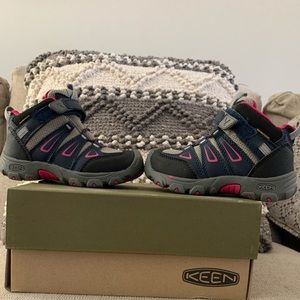 Keen kids hiking boots